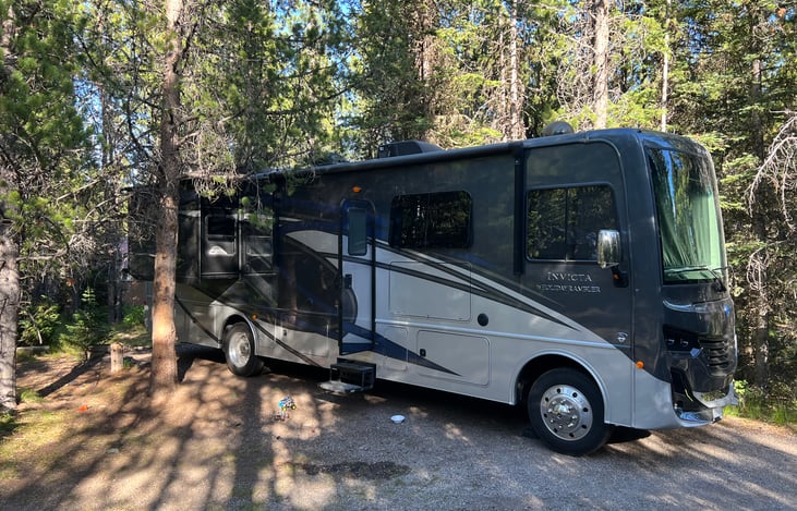 You can get a feel for the length of this coach in this picture. It's about as large as what's allowed in many of the national parks. Any larger and they won't let you in!