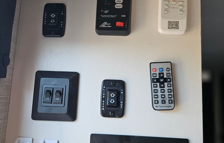 Control panel for tanks statuses with radio remote.