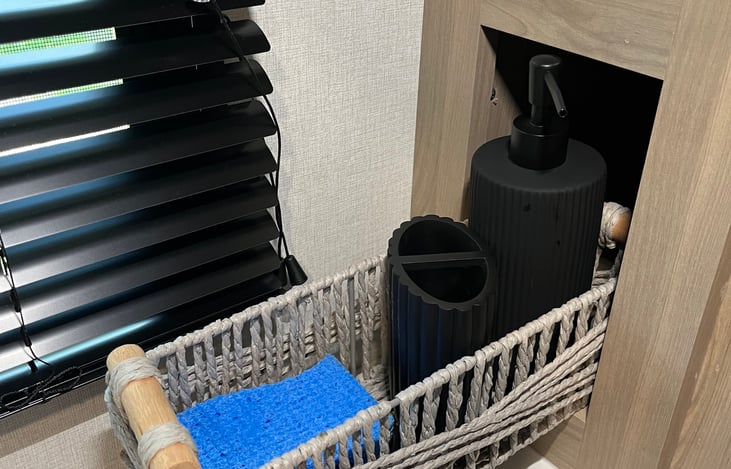 Dish soap & accessories