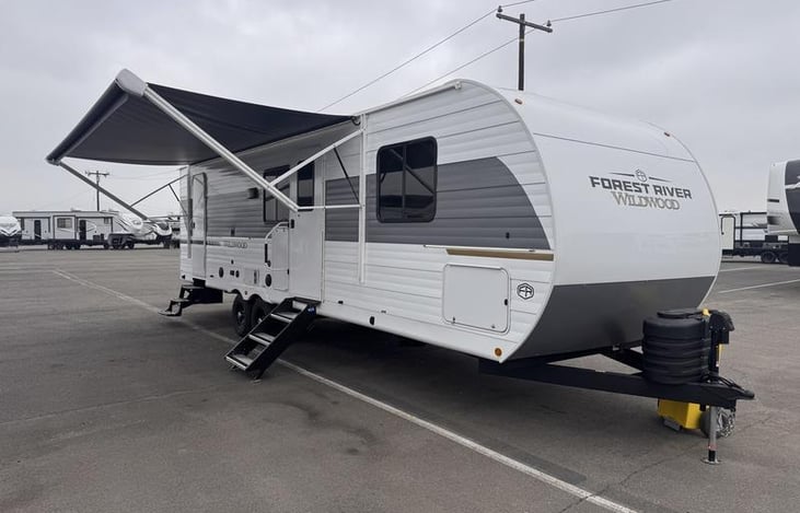 Extendable automatic awning for enjoy outdoors. Outdoor JBL speakers. Outdoor kitchen and grill included. Outdooer LED lighting. Tow AC Units. Generator available for additional charge.