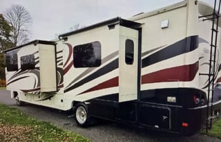 SLEEPS 8 - 2 FULL BATHS