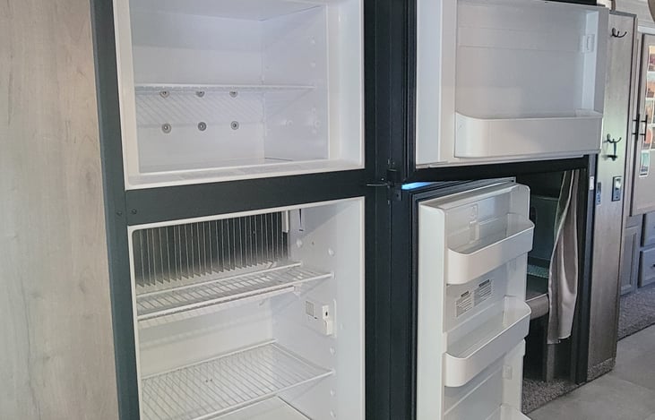 There is a spacious 10 cubic foot refrigerator to store all your essentials. The freezer is separate from the fridge.