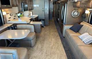 2019 Newmar Ventana 40ft Luxury Bunkhouse Diesel