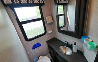 2021 Coach Odyssey 29K - FREE Mobile Wifi