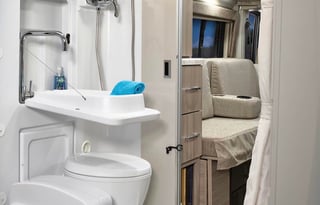 Amazing Compact 18’ RV (Full Bath & Kitchen)