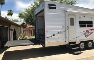 2005 28ft Toy Hauler Large Garage Pets ok free gen
