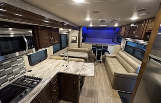 Luxury Super C RV – Sleeps 10 - Thor Magnitude