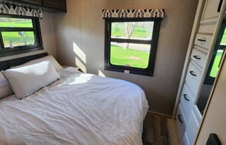 Sleeps 8 with Queen, Bunkbeds, Shower, Kitchen+