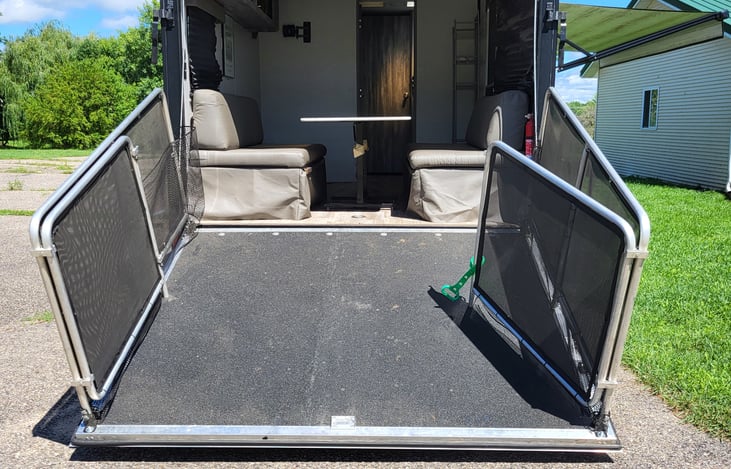 Garage area, door ramp