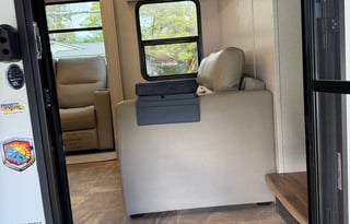 Luxury & Comfort 5th Wheel– Perfect for Adventures