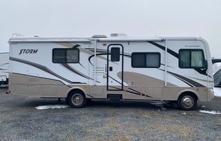 Adventure-Ready Bunkhouse RV – Sleeps 8