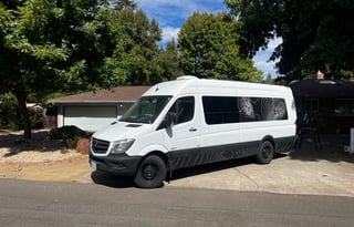 Family Friendly Mercedes Camper sleeps 4