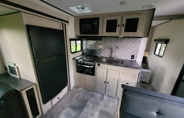 Kitchen with everything you need to cook on a rainy day.