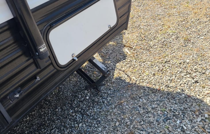 Raise levelers to drive, Lower levelers to stabilize trailer
