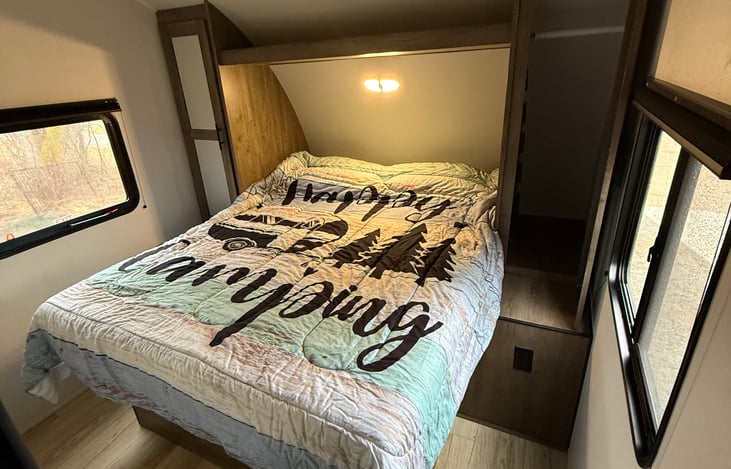 Master Bed

Private bedroom with a queen size bed and storage.