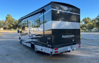 2023 Mercedes Diesel Class C Sleeps 5 Queen Bed!