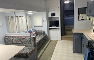 2000 Keystone Hornet 285L - pet friendly