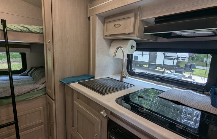 Kitchen- Sink, Micro, 3 Burner Range