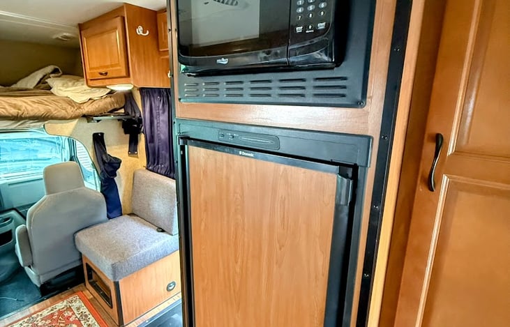 The microwave works when connected to power or when the generator is running.