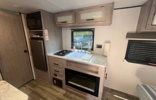 Charming 2024 Coleman 17R - Cozy and Cute!