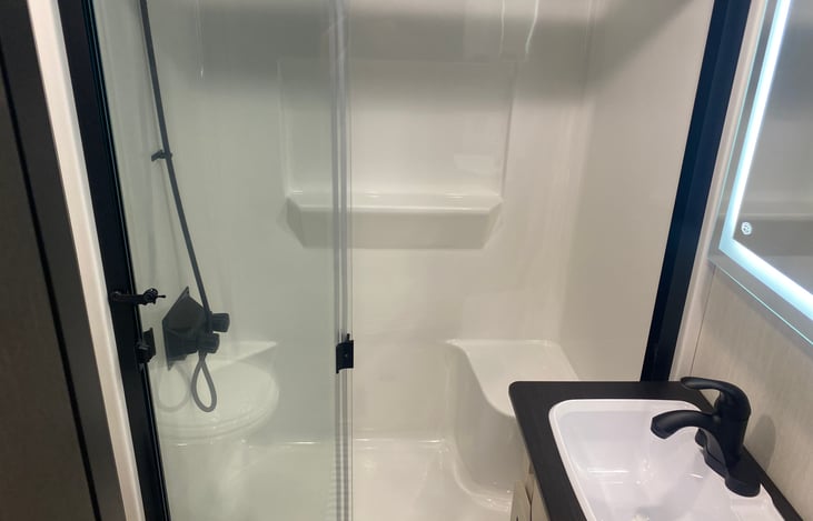 Shower with a sit-down ledge