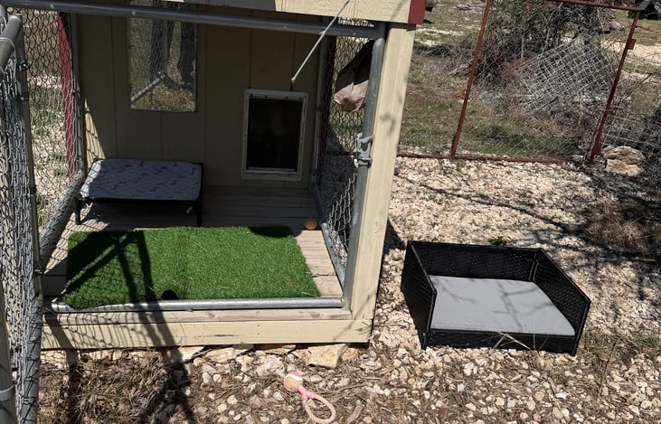 Private enclosed dog kennel (pet limit of 1/weight limit of 20lbs)