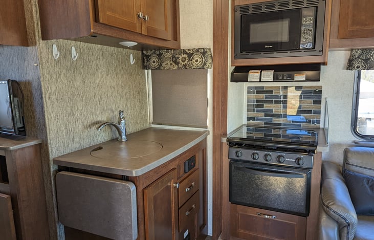 sink is covered during travel. Additional counterspace can be folded up. When stove not in use the glas cover gives also additional counterspace.