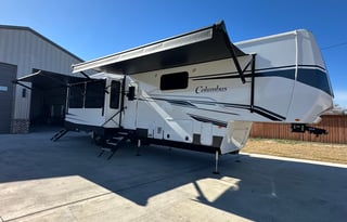 *Crazy Clean” 2024 5th Wheel!! Luxury RV!