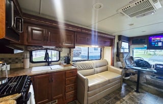 2011 Thor Motor Coach - Hurricane 32D