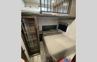 “BEAUTIFUL” 2 Bedroom 1.5 Bath, 2021 - 5th Wheel