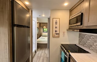 RV Queen's "Betty" 2025 Conquest Sleeps 6 *NEW*
