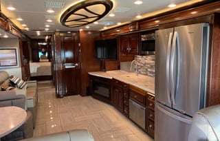 2019 Fleetwood RV Discovery LXE 40G