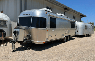 Pearl – A Refined Airstream Escape with Space