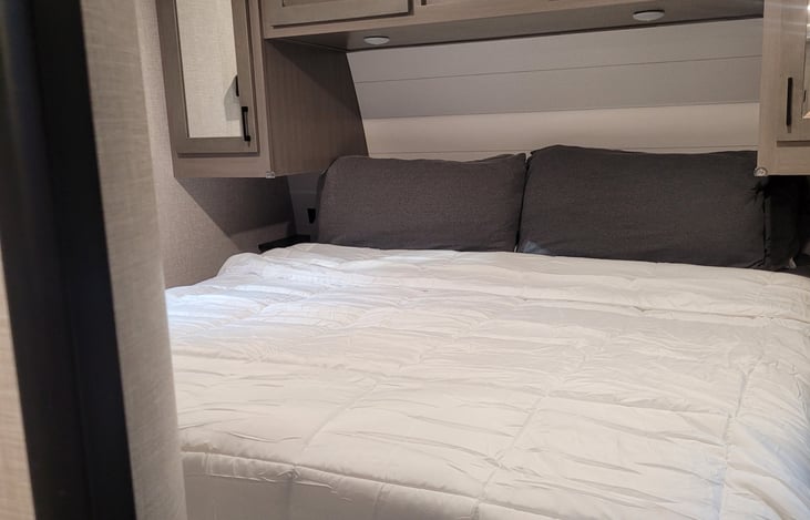 King size memory foam bed with fresh linens and king size pillows