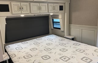 2022 Fleetwood RV Discovery 38N