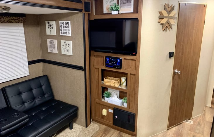 Smart TV, radio and tissues in the living/kitchen area