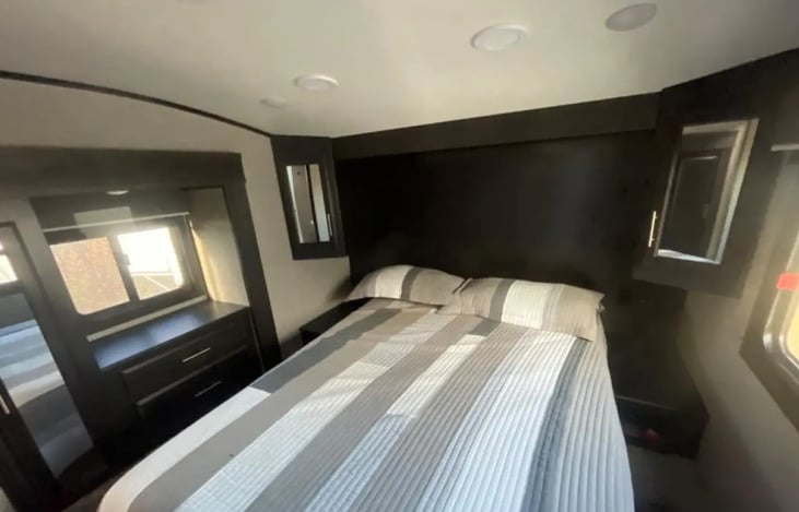 Queen bed with wardrobe, drawers and bedside storage. Clean sheets and spread provided.
*Not our picture. Identical to our camper.
We will replace pictures the next time the camper is set up.
