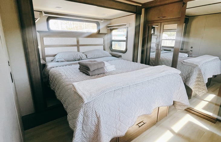 Queen Size Bed, Two Large Closets, Dresser in Bedroom