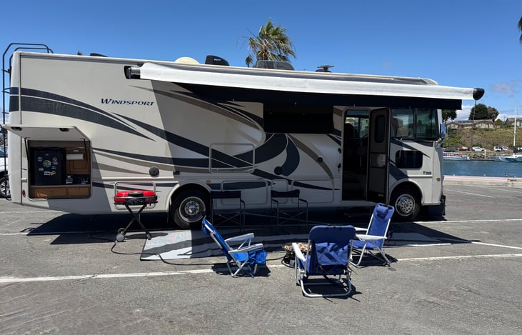 Outdoor Kitchen and 32" Smart TV. Beach chairs and grill available at no extra charge.
