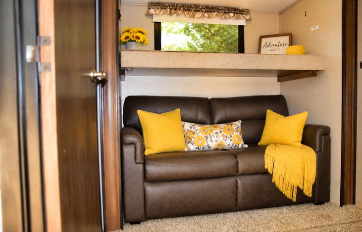 Bedroom 2 (2 Bunks / Fold-out Couch)