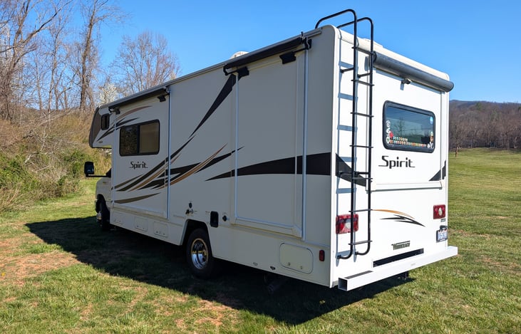 Perfect for families or small groups, this Winnebago Spirit offers a fantastic blend of maneuverability, comfort and all the amenities you need for an unforgettable adventure.