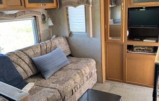 Large Camper - Vacation Ready/Full of Amenities