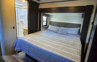 The Easy Living Retreat | Spacious RV + 1.5 Bath