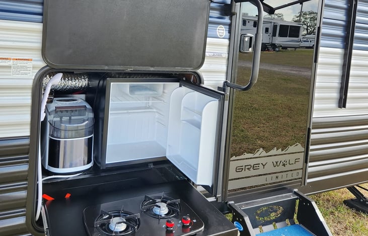 Outdoor Kitchen, Fridge and Ice maker