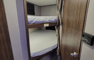 ♣Full size BUNKS♣Sleeps 6♣Private Queen master♣