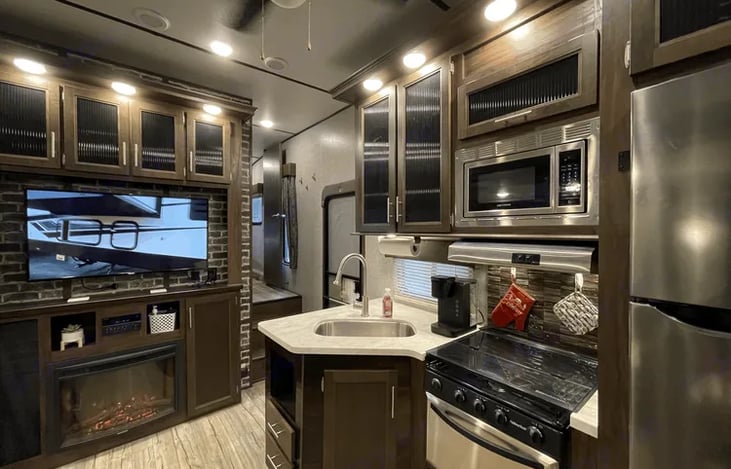 Kitchen/Entertainment area