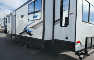 Big Blue Dog Friendly 5th wheel