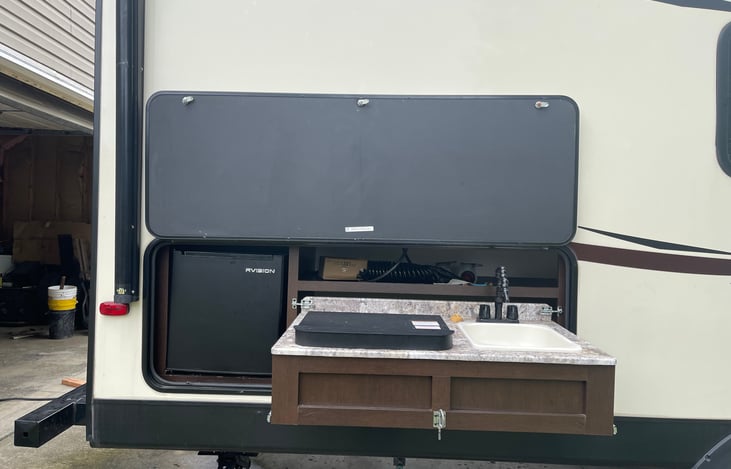 Outdoor kitchen, propane stovetop and sink!