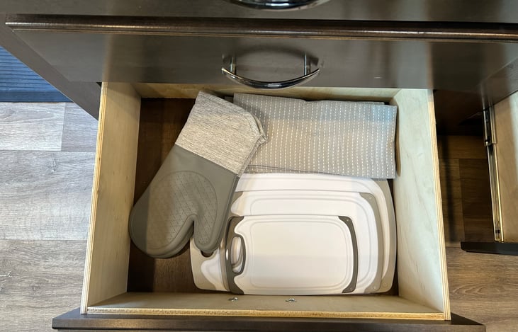 3 cutting boards. Dish towels and oven mitts.
