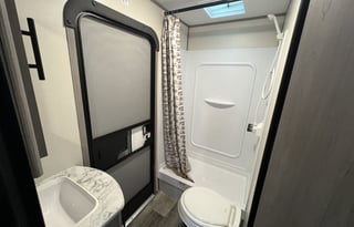 Spotless!  2022  RV Coleman Lantern Series 263BH